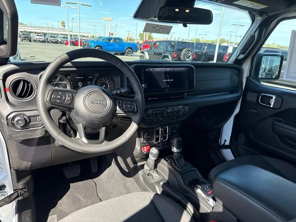 2025 Jeep JL Wrangler - Image 15 of 19