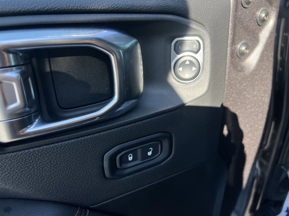 2025 Jeep JL Wrangler - Image 15 of 31