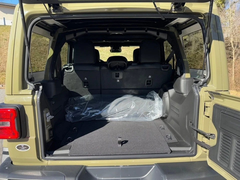 2025 Jeep JL Wrangler - Image 19 of 21
