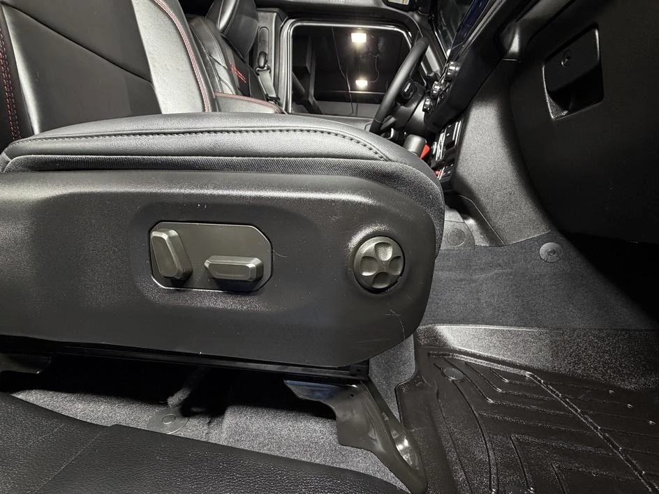 2025 Jeep JL Wrangler - Image 21 of 31