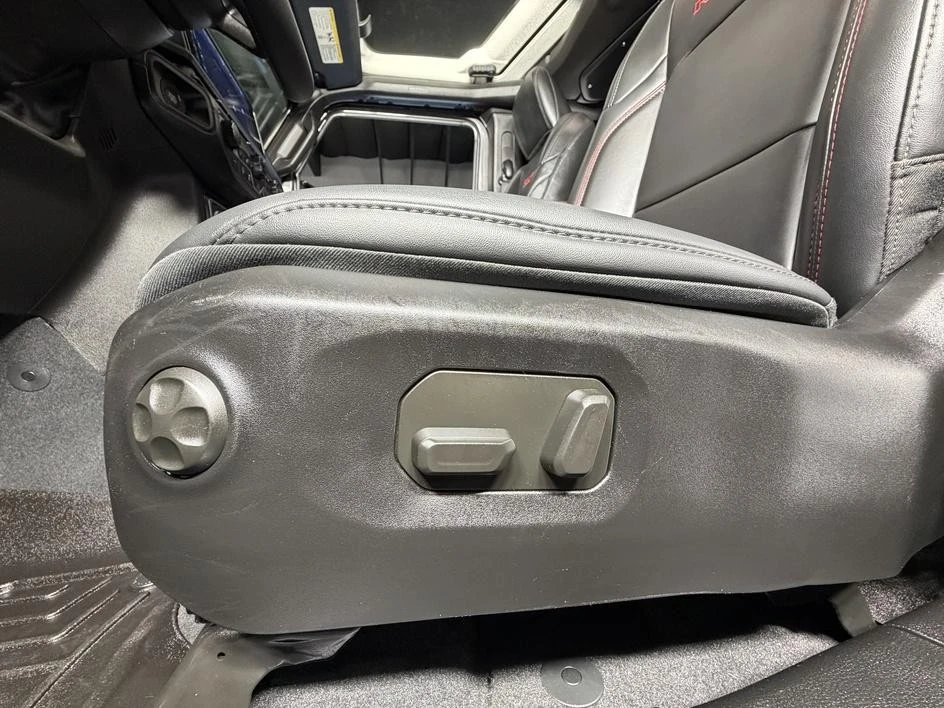 2025 Jeep JL Wrangler - Image 18 of 31