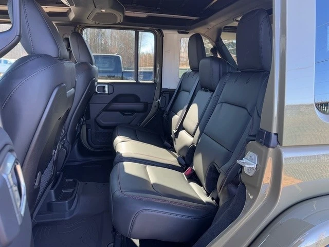 2025 Jeep JL Wrangler - Image 17 of 21
