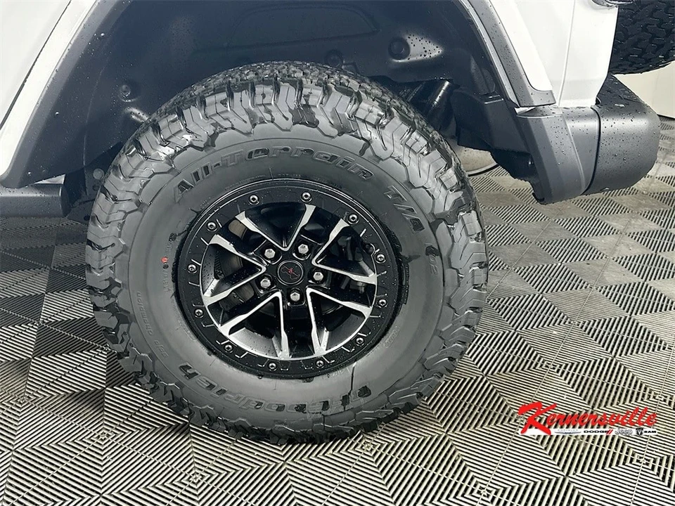 2025 Jeep JL Wrangler - Image 17 of 21