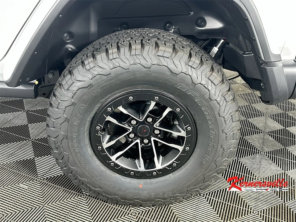 2025 Jeep JL Wrangler - Image 17 of 21