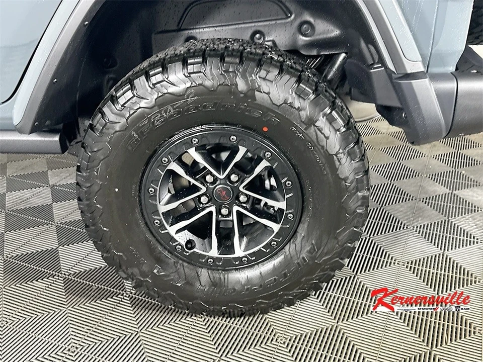 2025 Jeep JL Wrangler - Image 17 of 21