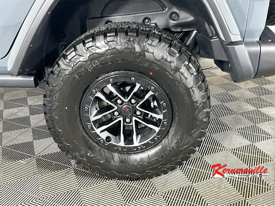 2025 Jeep JL Wrangler - Image 17 of 21