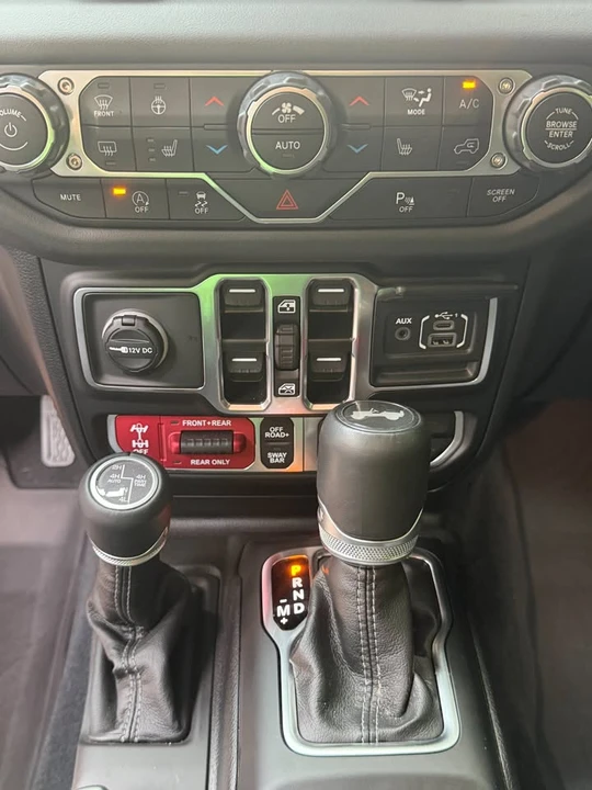 2025 Jeep JL Wrangler - Image 9 of 10