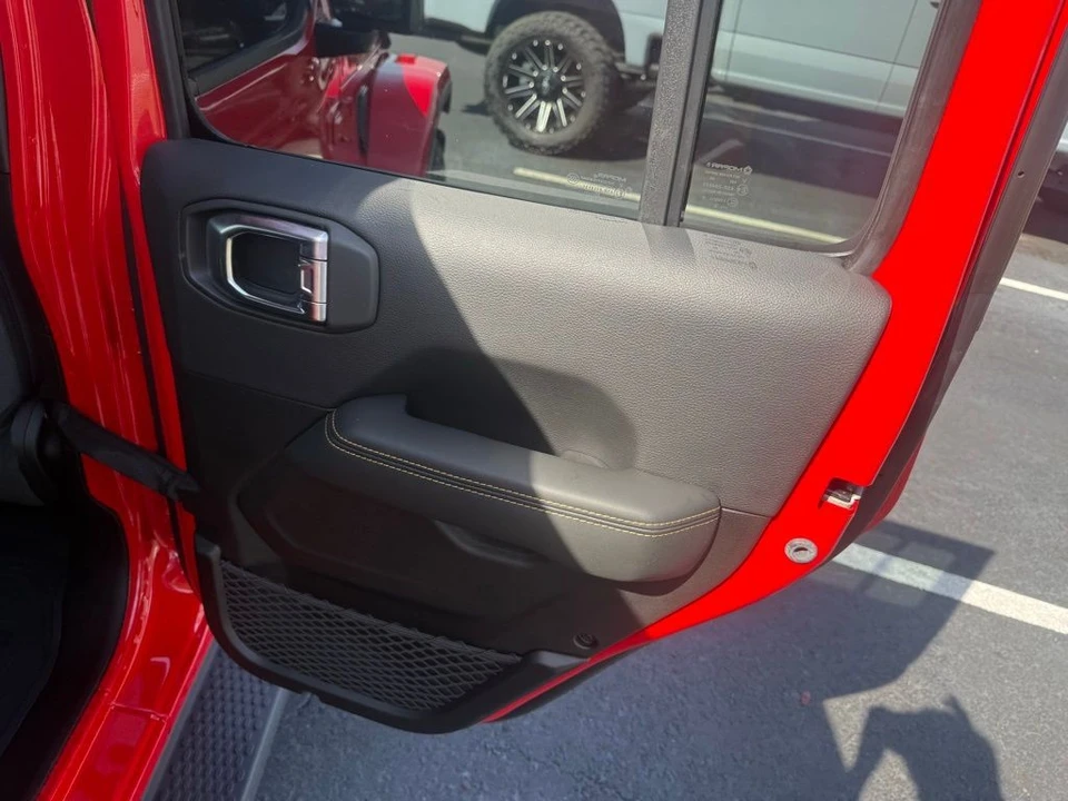 2025 Jeep JL Wrangler - Image 15 of 30