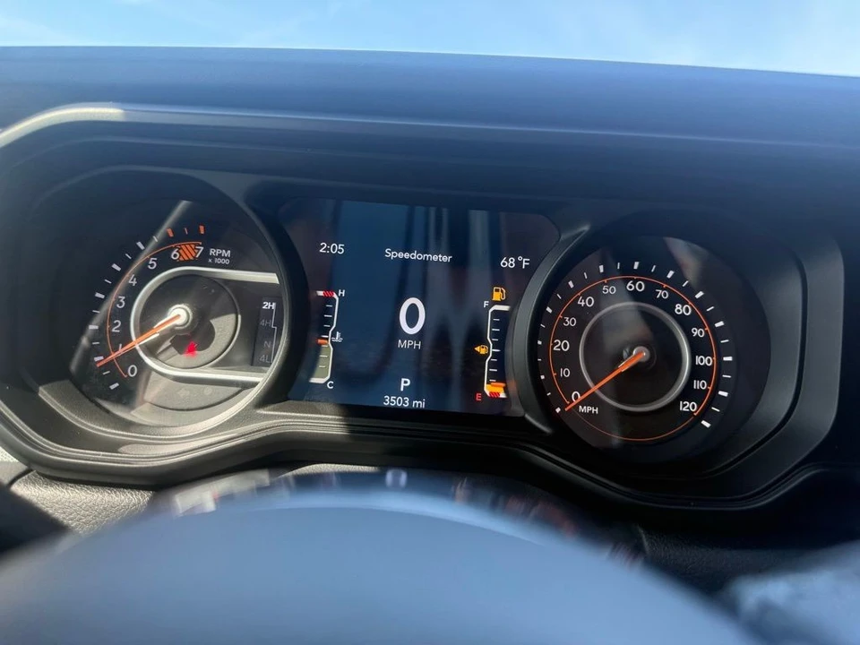 2025 Jeep JL Wrangler - Image 25 of 30