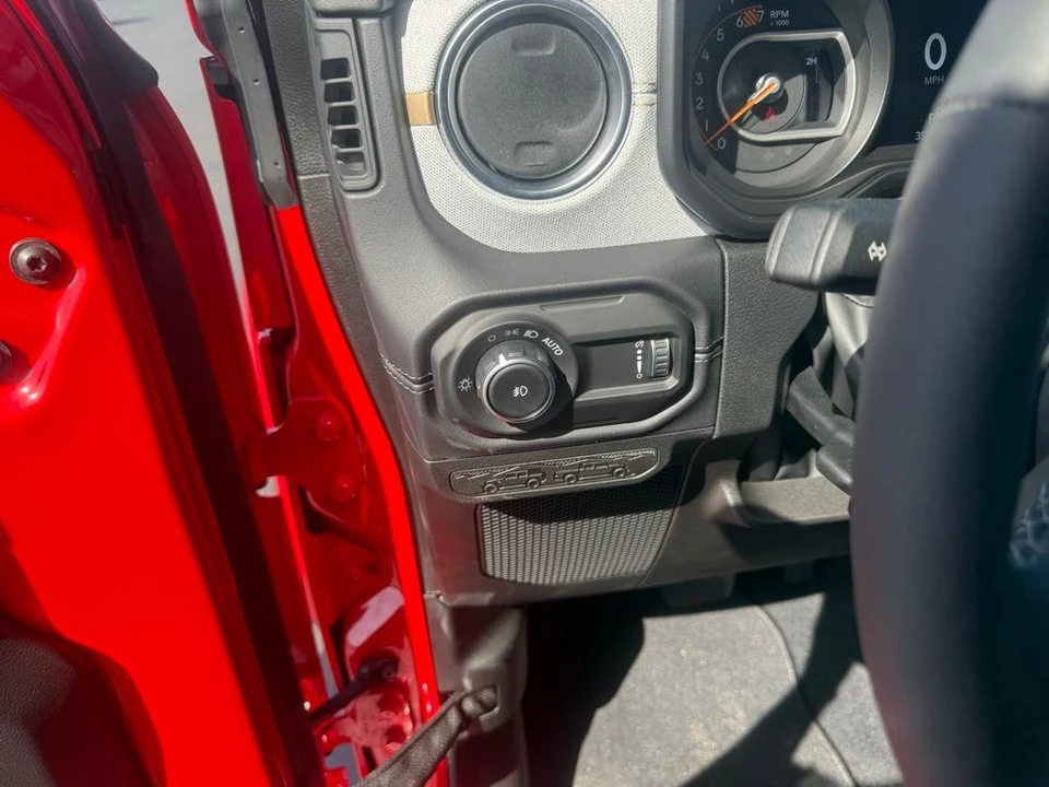 2025 Jeep JL Wrangler - Image 24 of 30