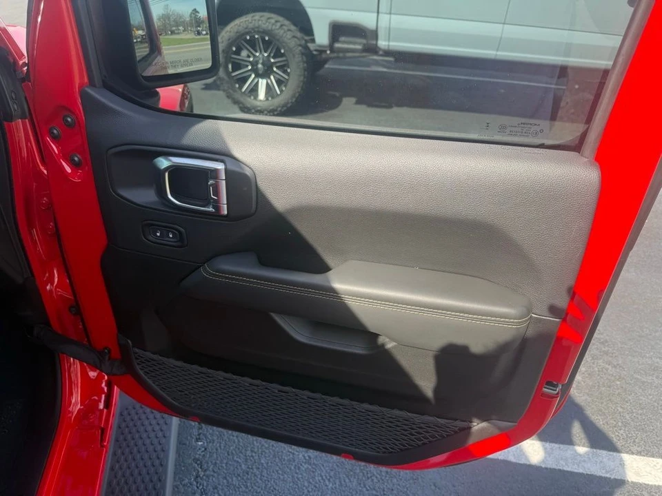 2025 Jeep JL Wrangler - Image 19 of 30