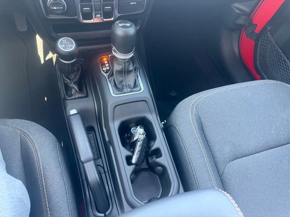 2025 Jeep JL Wrangler - Image 29 of 30