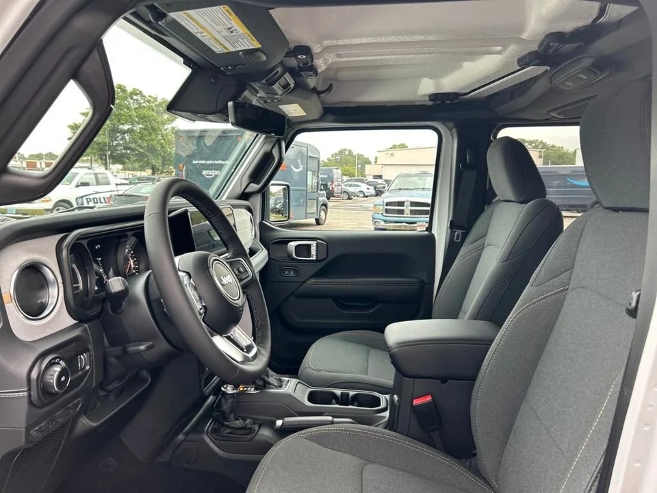 2025 Jeep JL Wrangler - Image 20 of 21