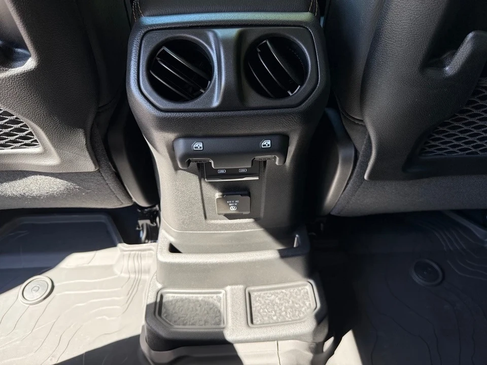 2025 Jeep JL Wrangler - Image 16 of 21