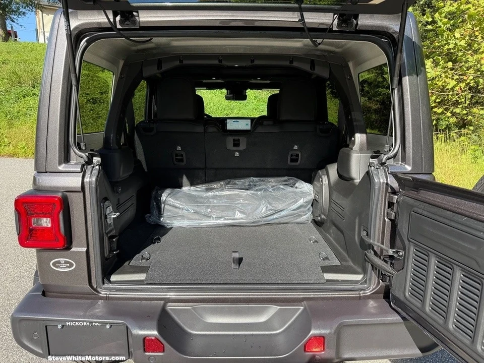 2025 Jeep JL Wrangler - Image 17 of 21