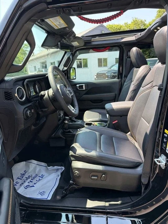 2025 Jeep JL Wrangler - Image 14 of 25