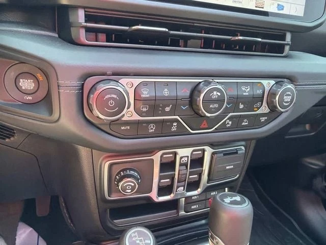 2025 Jeep JL Wrangler - Image 24 of 25