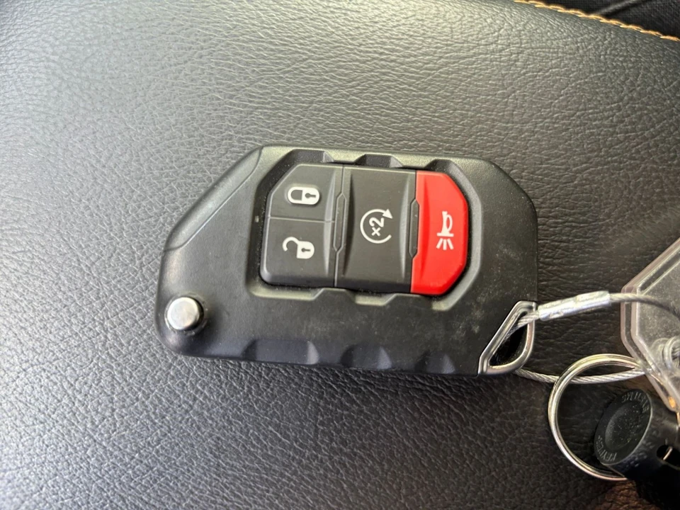 2025 Jeep JL Wrangler - Image 17 of 31