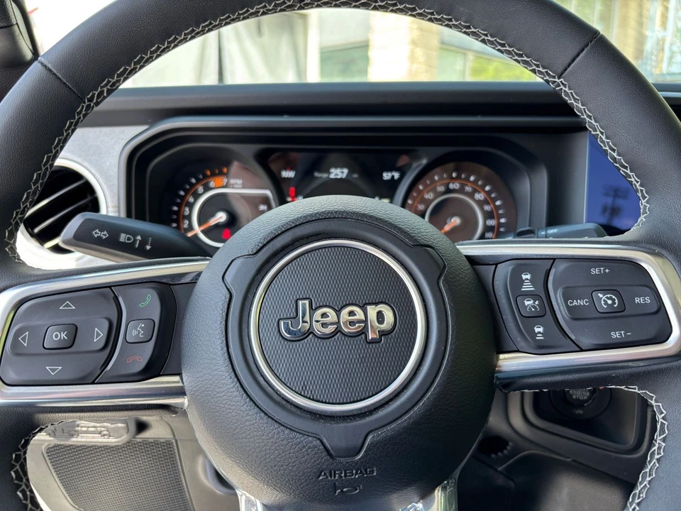 2025 Jeep JL Wrangler - Image 29 of 31