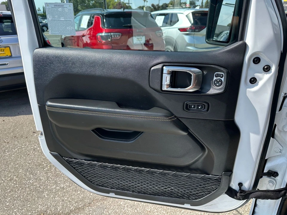 2025 Jeep JL Wrangler - Image 20 of 31
