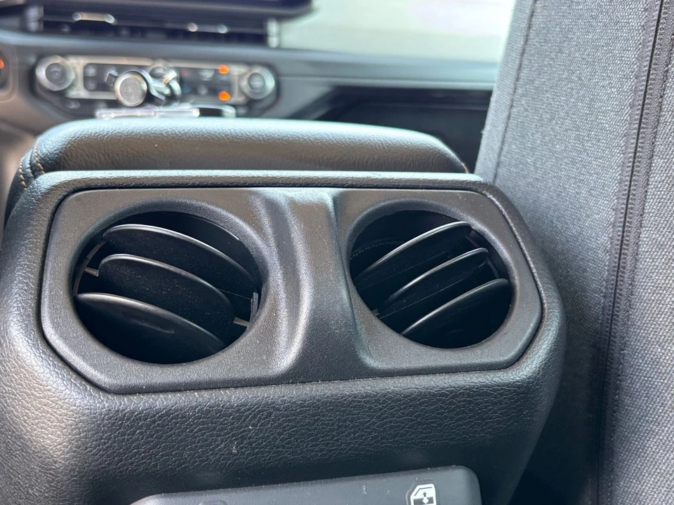 2025 Jeep JL Wrangler - Image 23 of 31