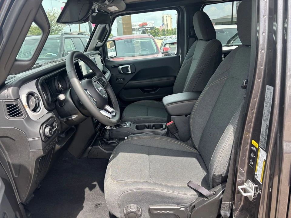 2025 Jeep JL Wrangler - Image 29 of 31