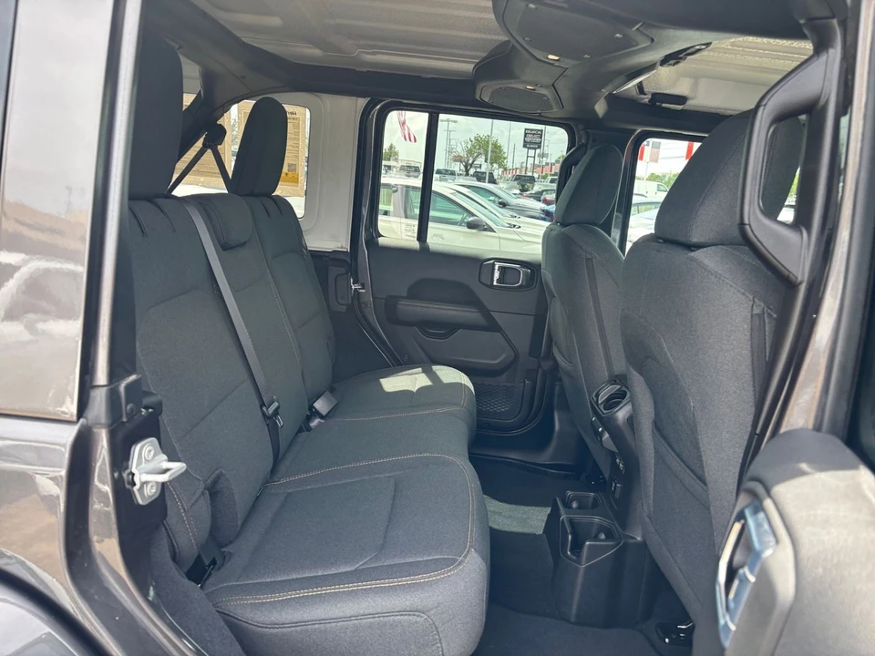 2025 Jeep JL Wrangler - Image 27 of 31