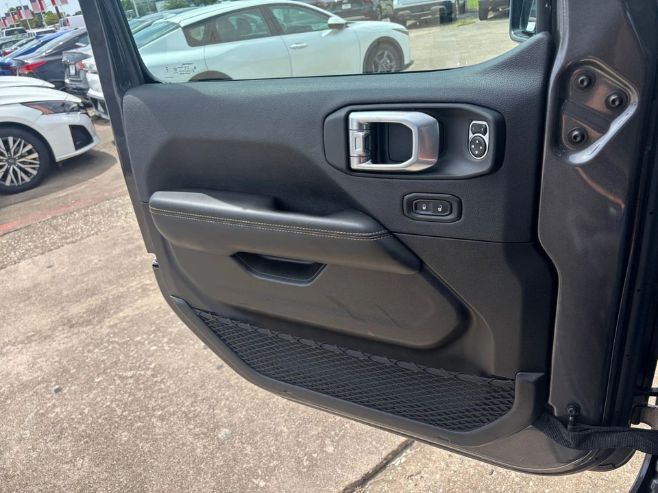 2025 Jeep JL Wrangler - Image 20 of 31