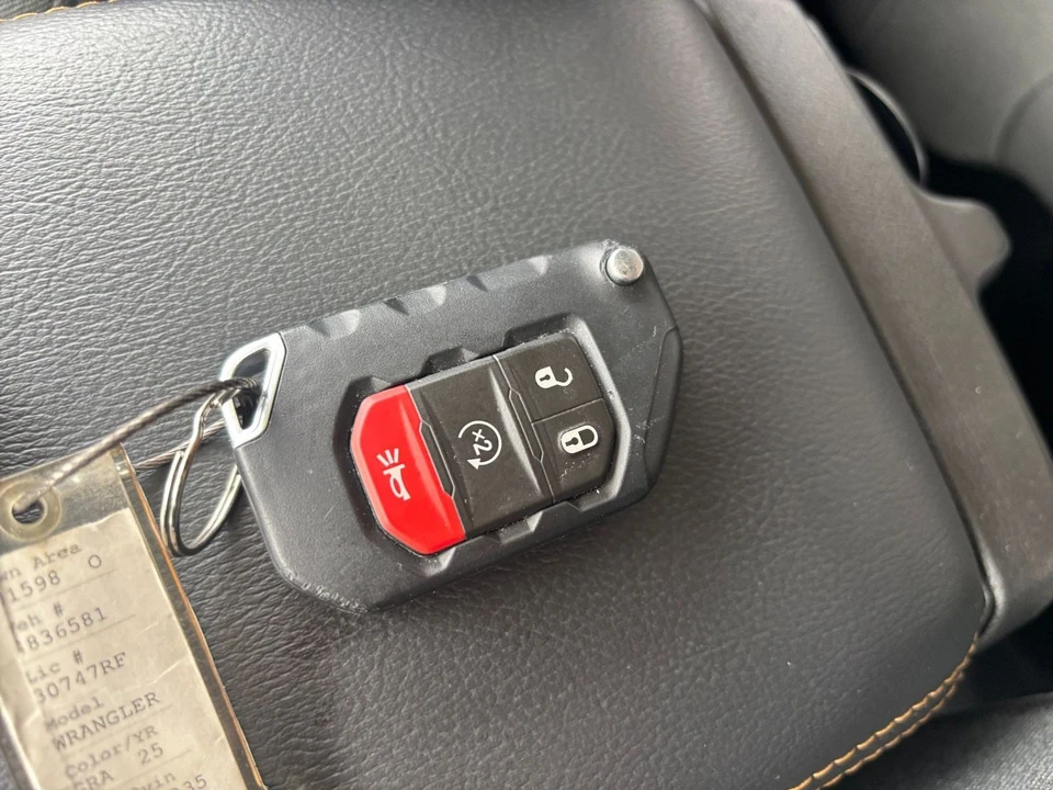 2025 Jeep JL Wrangler - Image 23 of 31
