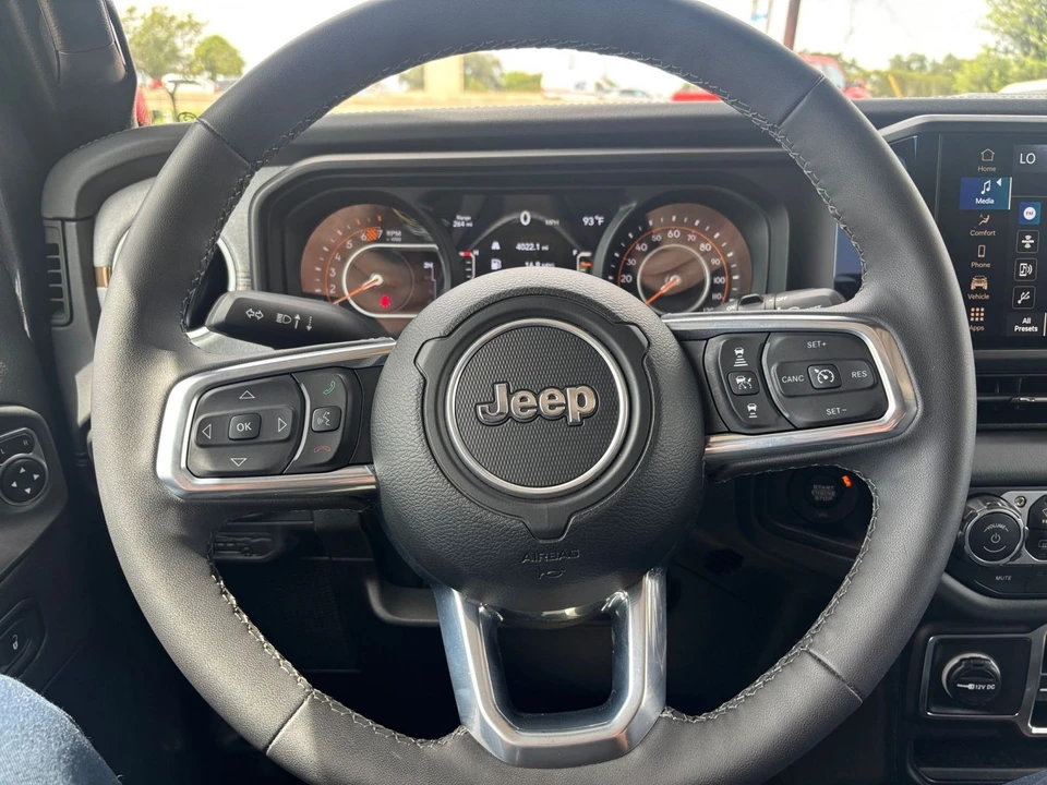 2025 Jeep JL Wrangler - Image 30 of 31