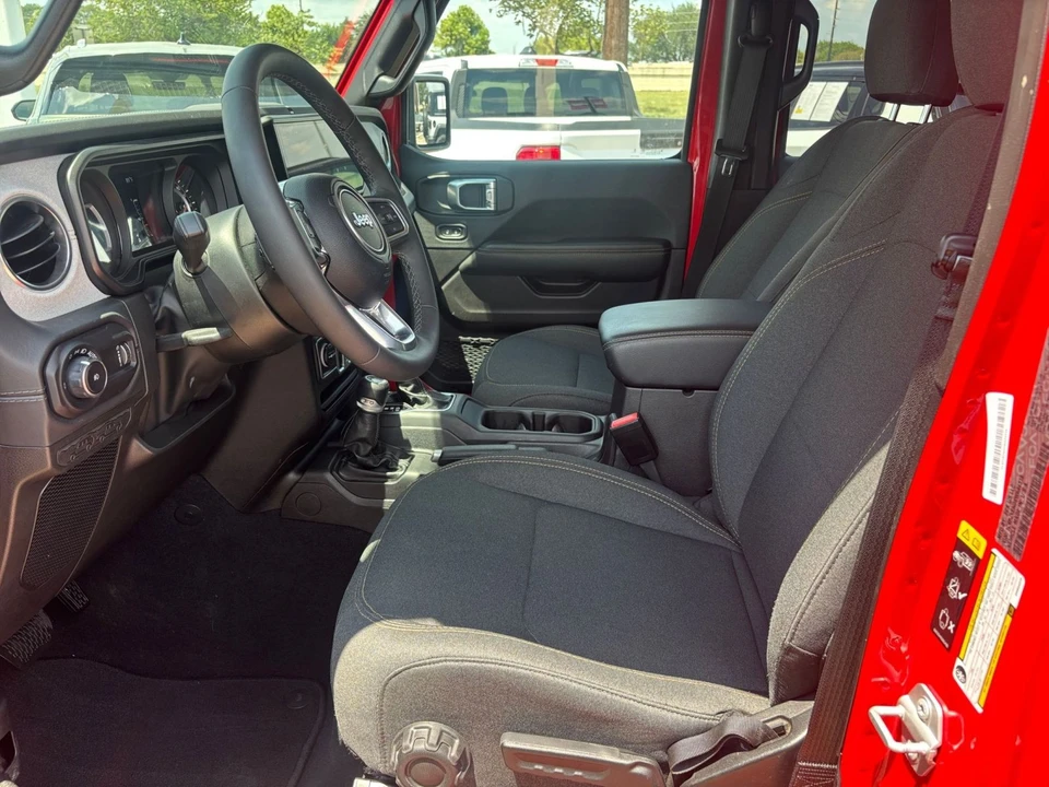 2025 Jeep JL Wrangler - Image 24 of 31