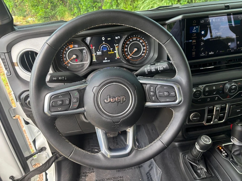 2025 Jeep JL Wrangler - Image 30 of 31