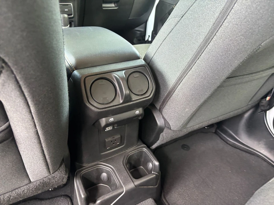 2025 Jeep JL Wrangler - Image 24 of 31