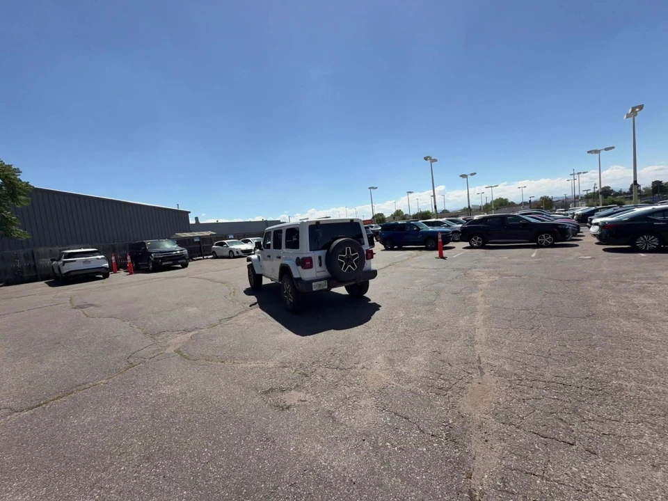 2025 Jeep JL Wrangler - Image 17 of 31