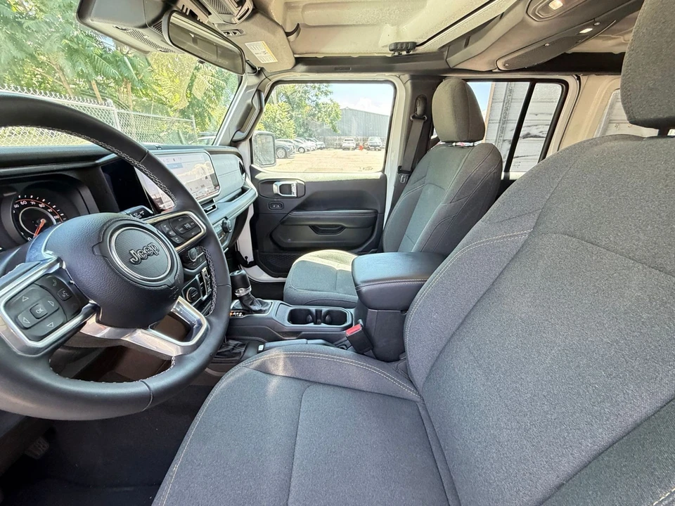 2025 Jeep JL Wrangler - Image 28 of 31