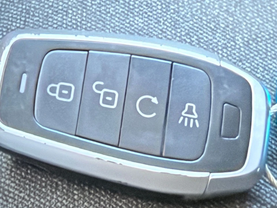 2025 Jeep JL Wrangler - Image 26 of 31