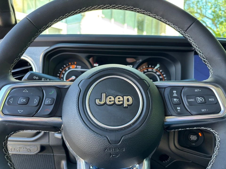 2025 Jeep JL Wrangler - Image 23 of 31