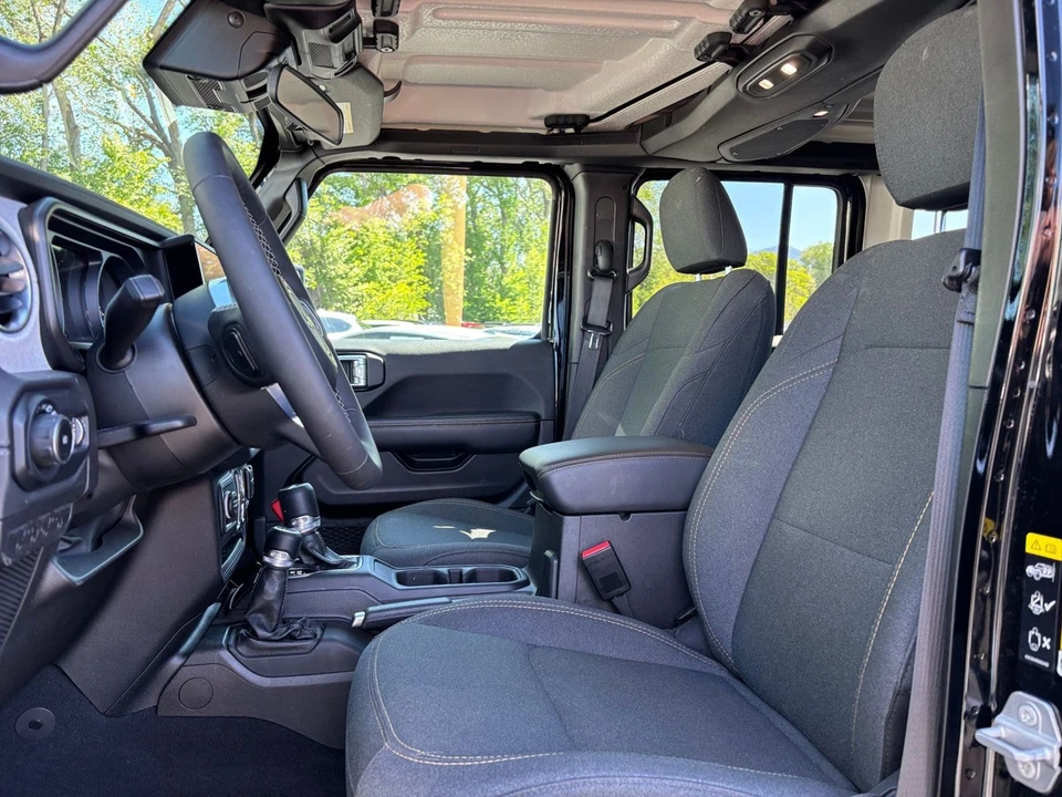 2025 Jeep JL Wrangler - Image 28 of 31