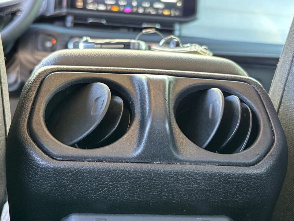 2025 Jeep JL Wrangler - Image 23 of 31