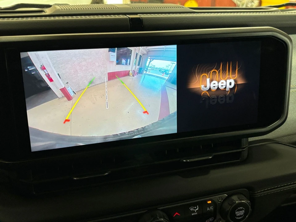 2025 Jeep JL Wrangler - Image 25 of 31