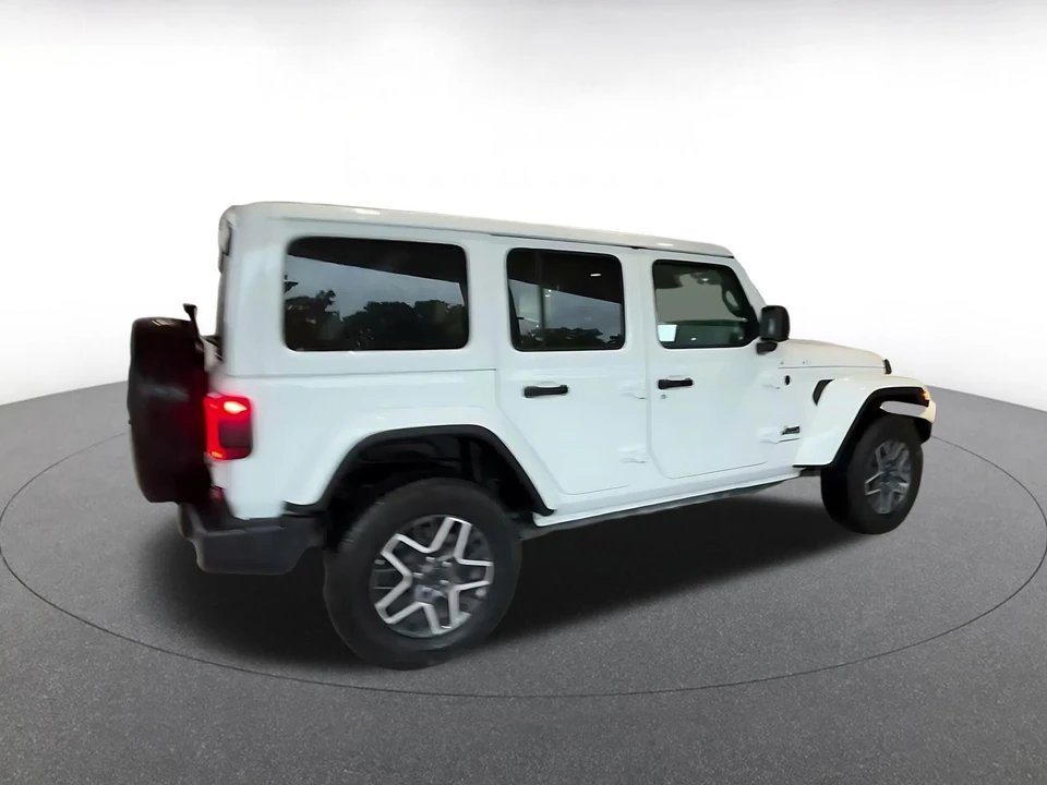 2025 Jeep JL Wrangler - Image 15 of 31