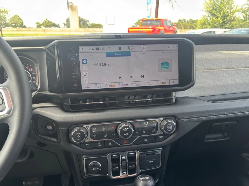 2025 Jeep JL Wrangler - Image 19 of 31