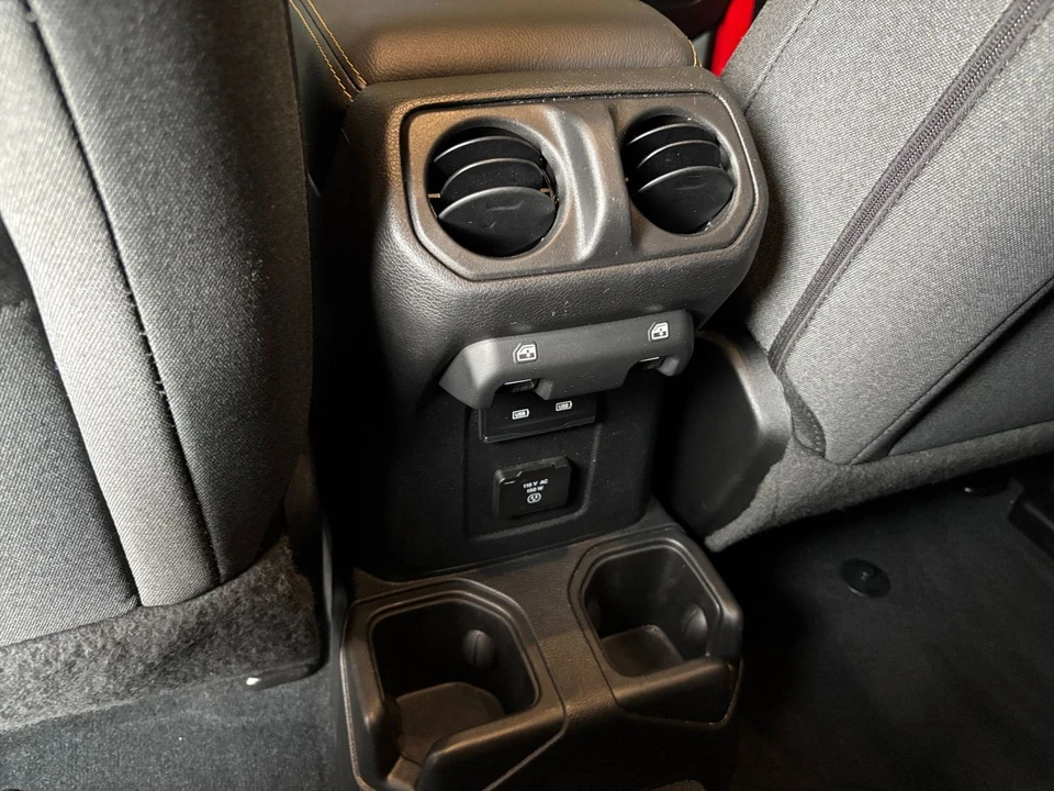 2025 Jeep JL Wrangler - Image 23 of 31