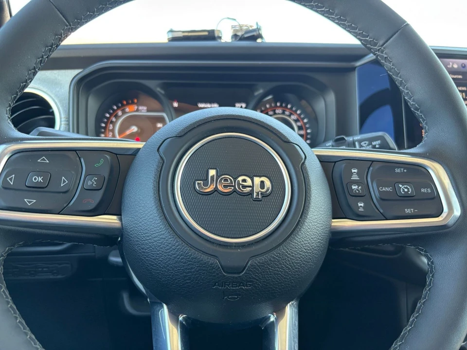 2025 Jeep JL Wrangler - Image 27 of 31