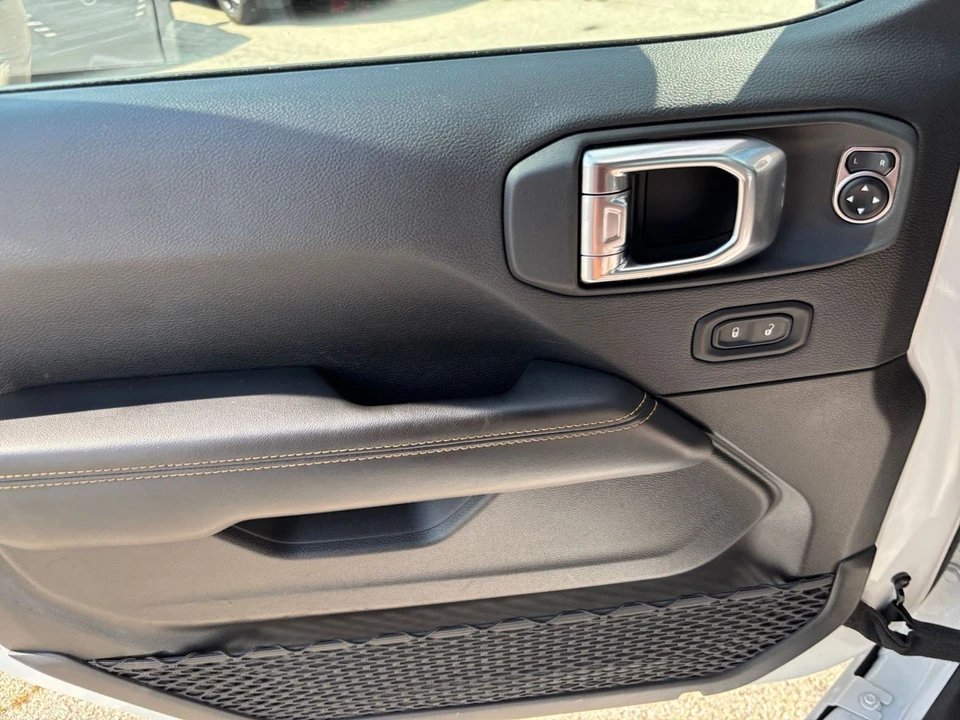 2025 Jeep JL Wrangler - Image 20 of 31