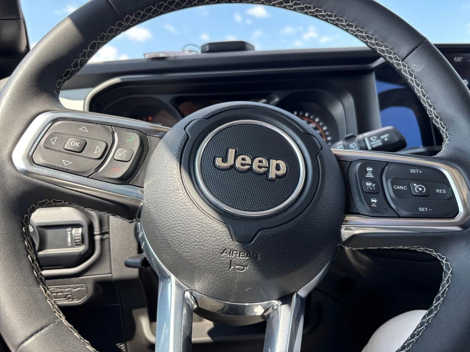 2025 Jeep JL Wrangler - Image 27 of 31