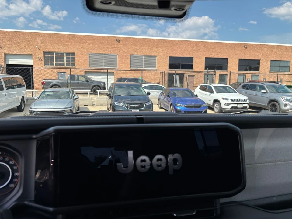 2025 Jeep JL Wrangler - Image 18 of 31