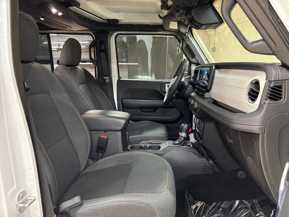 2025 Jeep JL Wrangler - Image 29 of 31