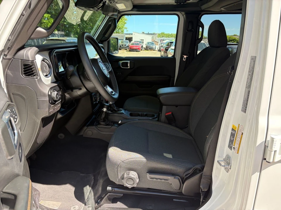 2025 Jeep JL Wrangler - Image 24 of 31