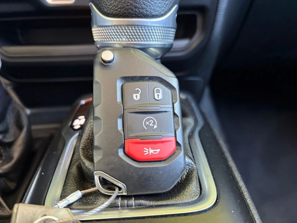 2025 Jeep JL Wrangler - Image 23 of 31